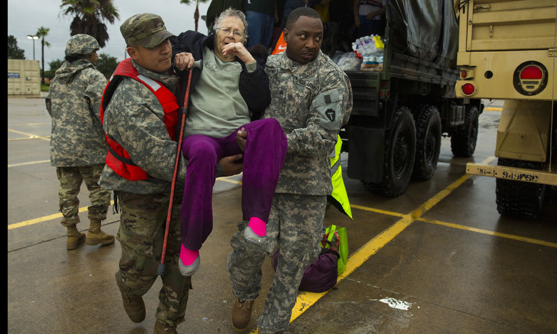 L’Uragano Harvey: le 10 foto (+ 1) per raccontare la tragedia