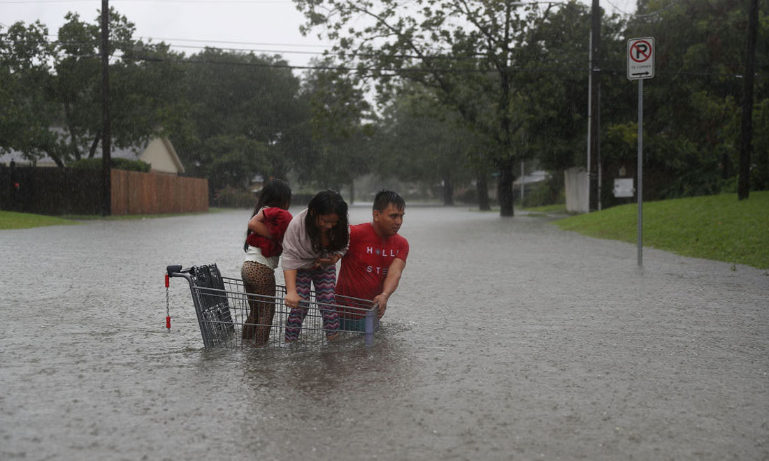 L’Uragano Harvey: le 10 foto (+ 1) per raccontare la tragedia
