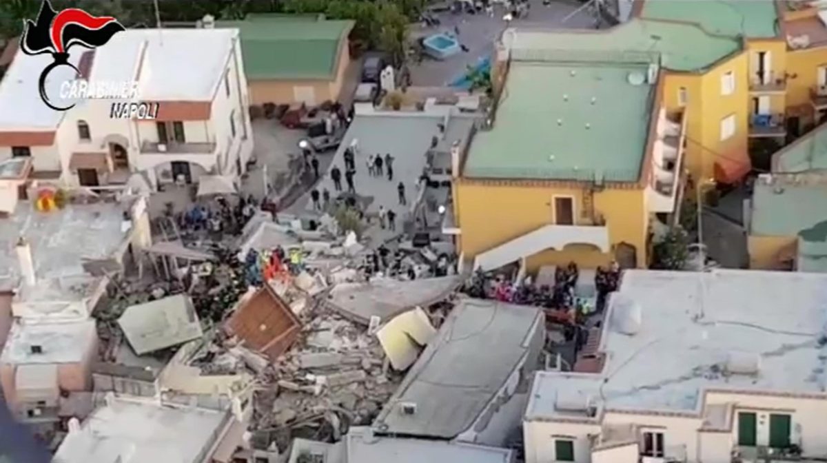 Galleria foto 'Ischia: le indagini post terremoto tra abusivismo e condoni' - foto 9