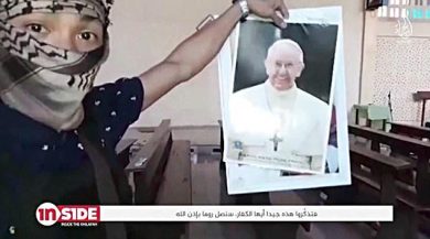 Isis: nuovo video di minacce all’Italia e strappano la foto di Papa Francesco