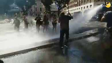 Polizia: idranti contro i migranti in Piazza Indipendenza a Roma