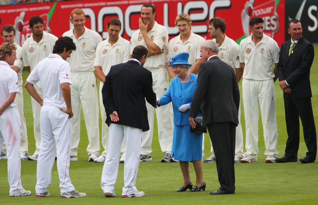 Perché la Corona inglese ammette i selfie, ma non gli autografi