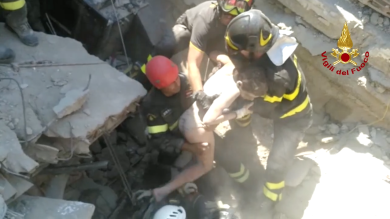Terremoto Ischia: il salvataggio di Ciro, l’ultimo dei tre fratelli sotto le macerie