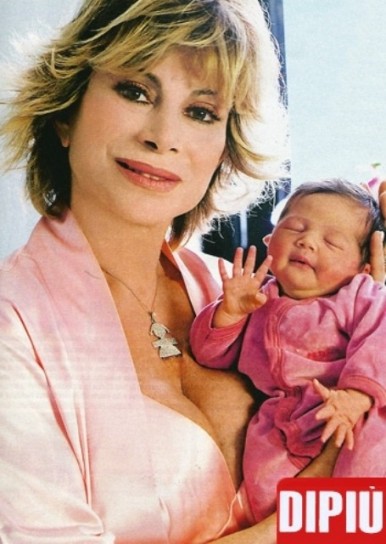 Laura Freddi incinta a 45 anni: la carica delle mamme over 40 Laura Freddi incinta a 45 anni: la carica delle mamme over 40