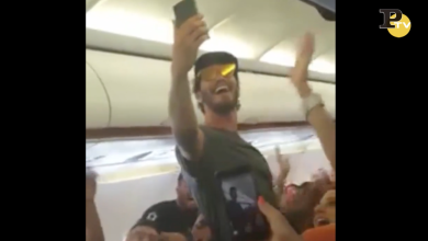 Stefano De Martino show, sull’aereo canta ‘o surdato ‘nnammurato