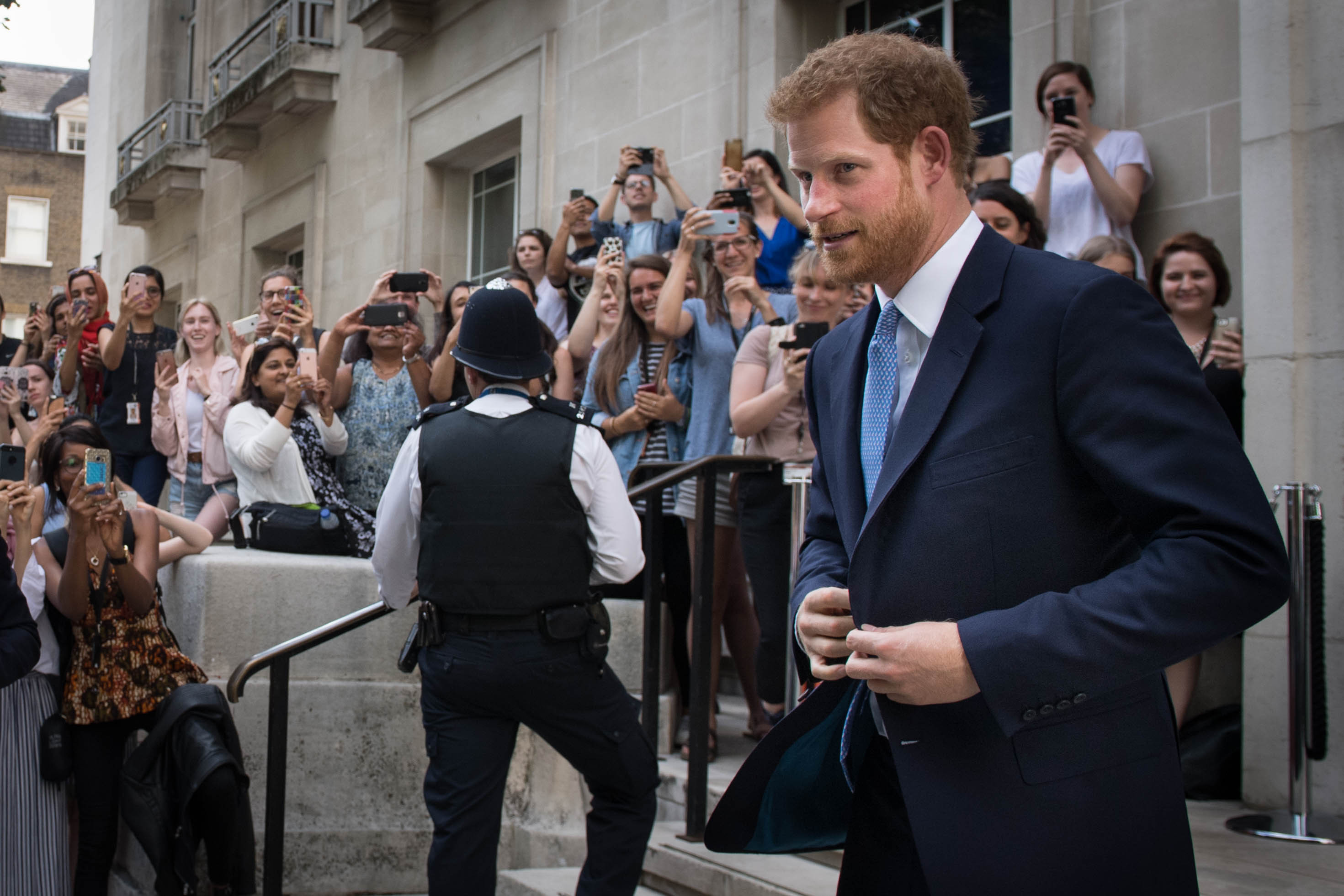 Ecco come il Principe Harry ha chiesto a Meghan Markle di sposarlo Ecco come il Principe Harry ha chiesto a Meghan Markle di sposarlo