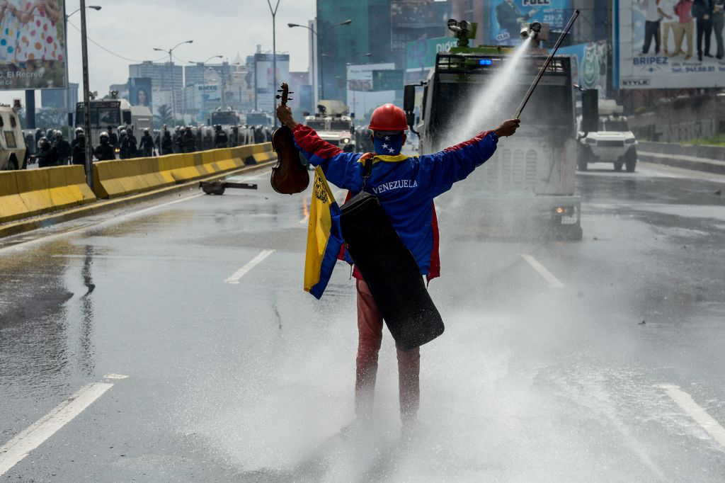 Venezuela: il violinista anti Maduro che suona per la libertà