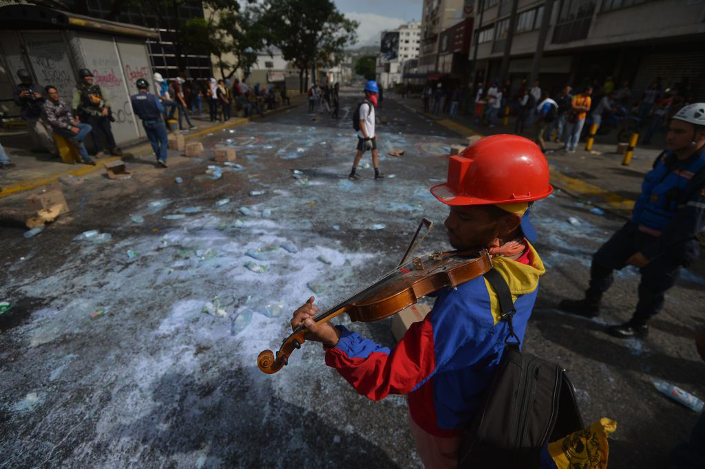 Venezuela: il violinista anti Maduro che suona per la libertà