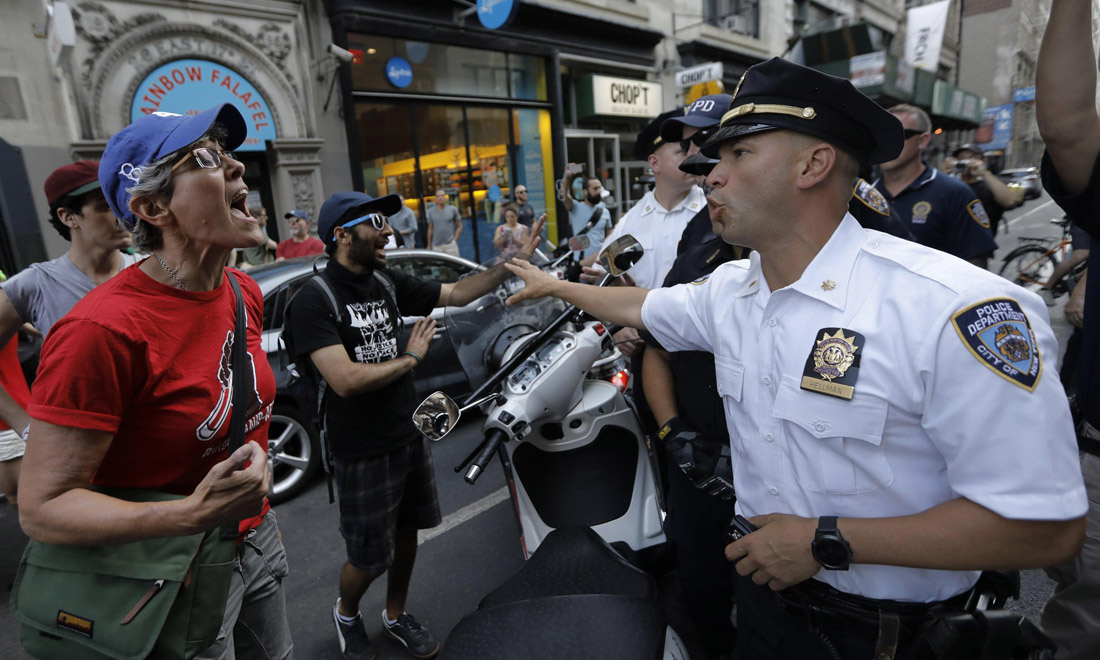 Usa, cortei contro le violenze di Charlottesville e il silenzio di Trump – Foto Usa, cortei contro le violenze di Charlottesville e il silenzio di Trump – Foto