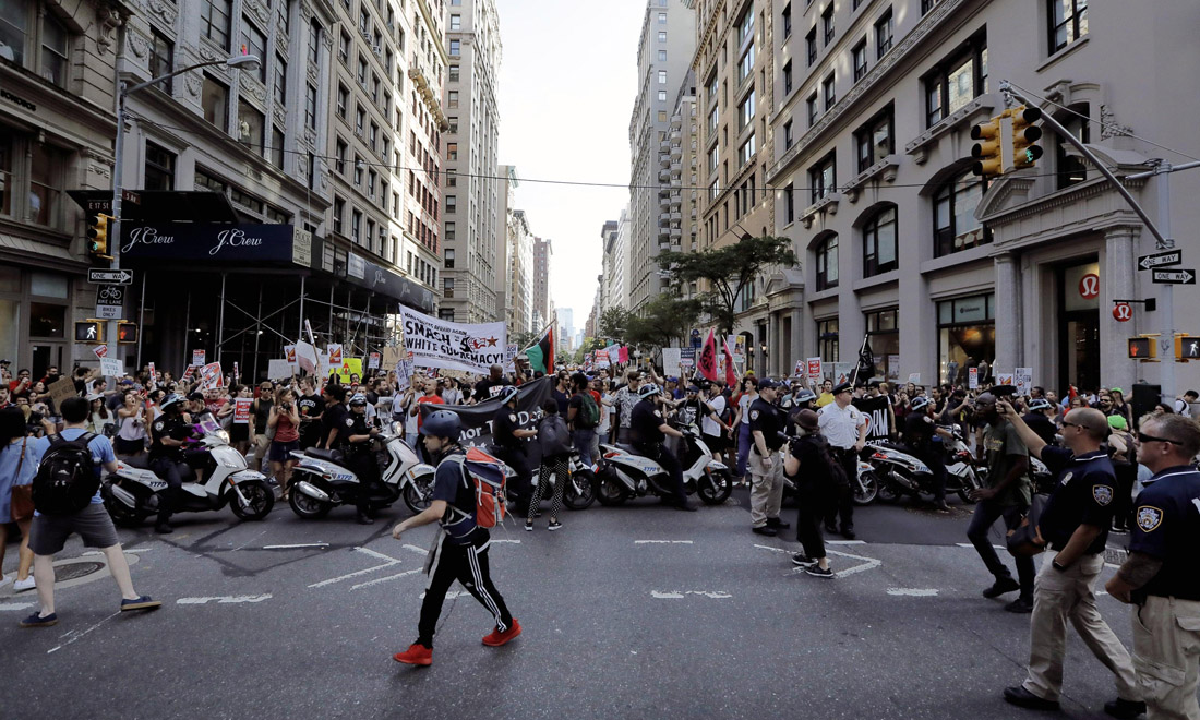 Usa, cortei contro le violenze di Charlottesville e il silenzio di Trump – Foto Usa, cortei contro le violenze di Charlottesville e il silenzio di Trump – Foto