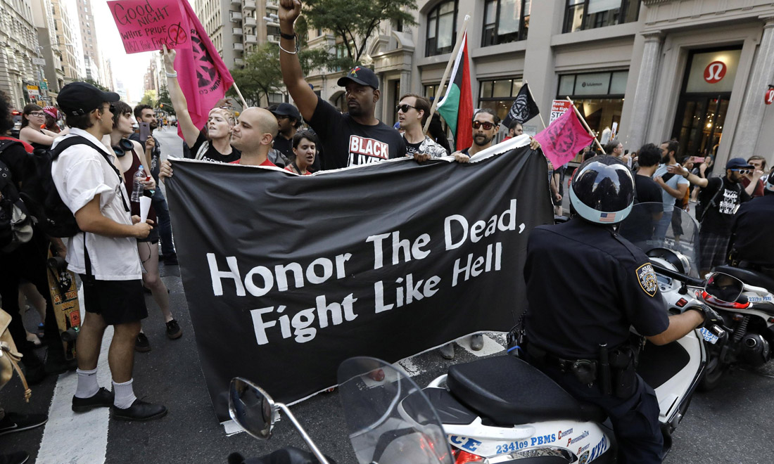 Usa, cortei contro le violenze di Charlottesville e il silenzio di Trump – Foto Usa, cortei contro le violenze di Charlottesville e il silenzio di Trump – Foto