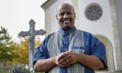 Chi è Mussie Zerai, il prete indagato per favoreggiamento dell’immigrazione clandestina