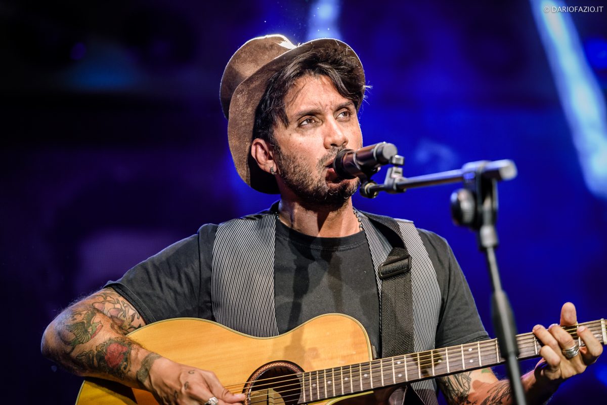 Galleria foto 'Meraviglioso Modugno: Arisa, Ron e Max Gazzè incantano Polignano a Mare' - foto 3