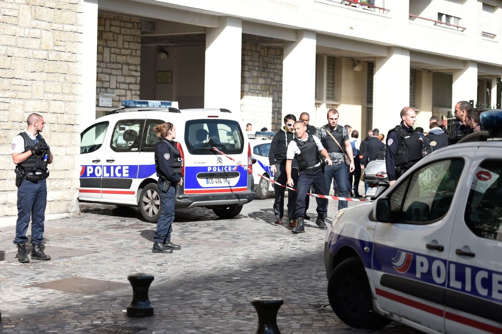 Paura terrorismo in Francia: un’auto su 6 soldati – FOTO e VIDEO