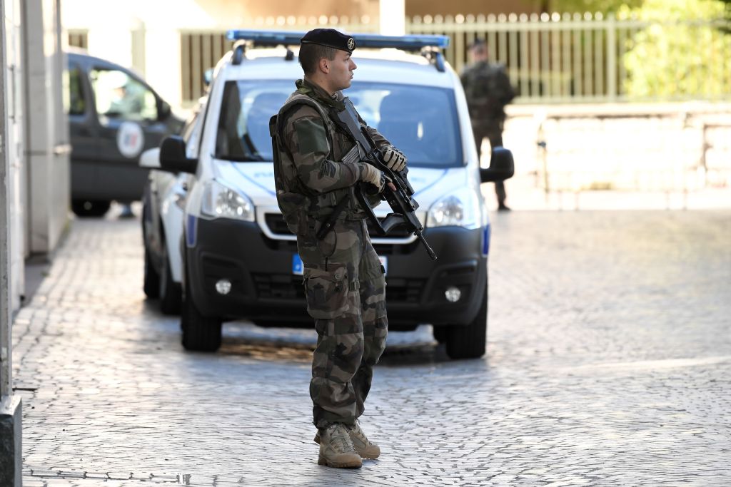 Paura terrorismo in Francia: un’auto su 6 soldati – FOTO e VIDEO