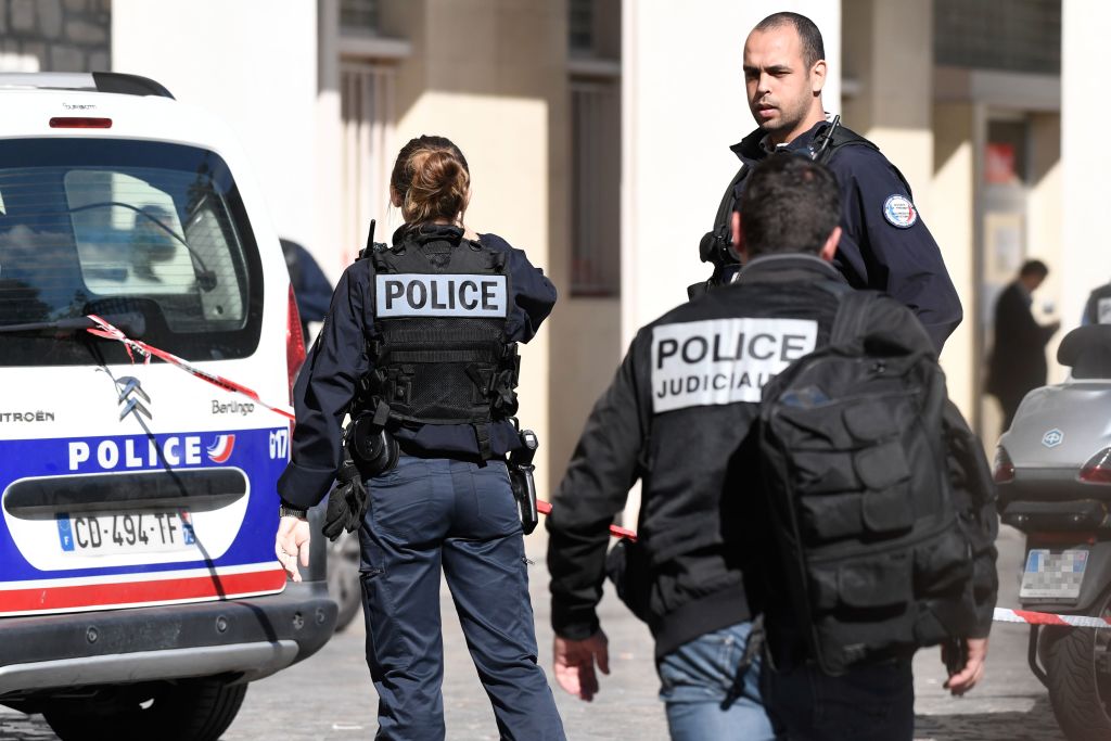 Paura terrorismo in Francia: un’auto su 6 soldati – FOTO e VIDEO