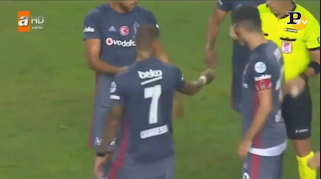 Turchia, violenza sugli spalti e coltelli in campo | Video