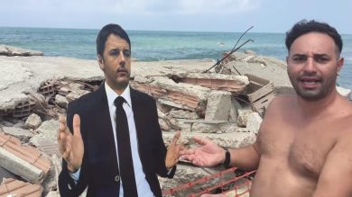 Renzi (cartonato) a spasso per Castel Volturno e la Domitiana