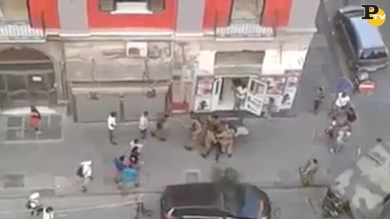 Napoli: militari fermano un uomo. Aggrediti da immigrati