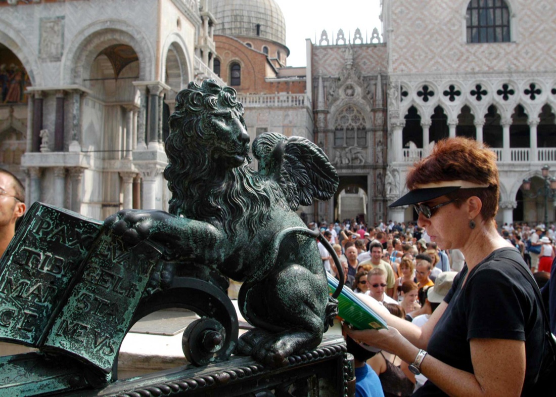 Venezia e l’assalto dei turisti – FOTO