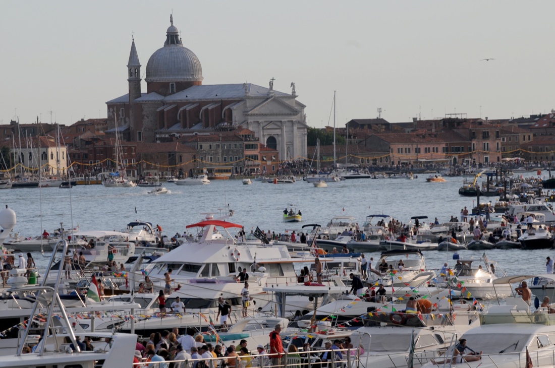 Venezia e l’assalto dei turisti – FOTO
