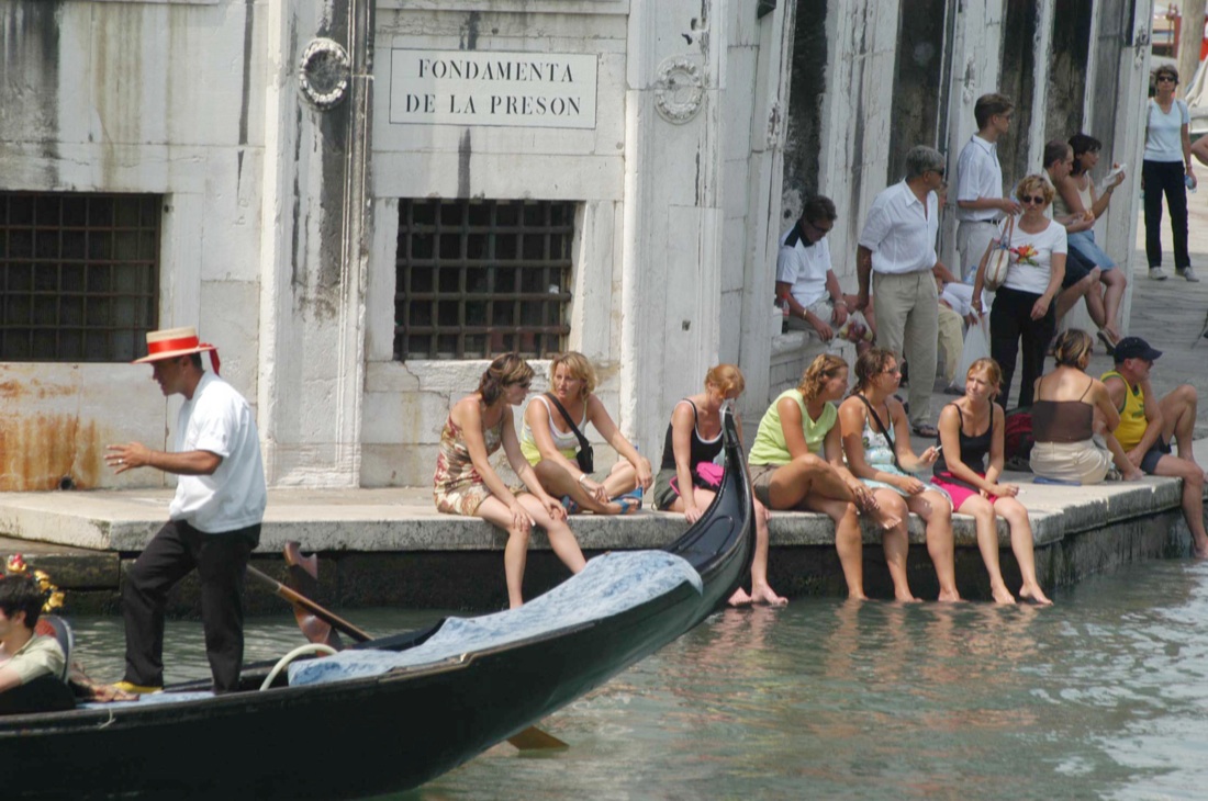 Venezia e l’assalto dei turisti – FOTO