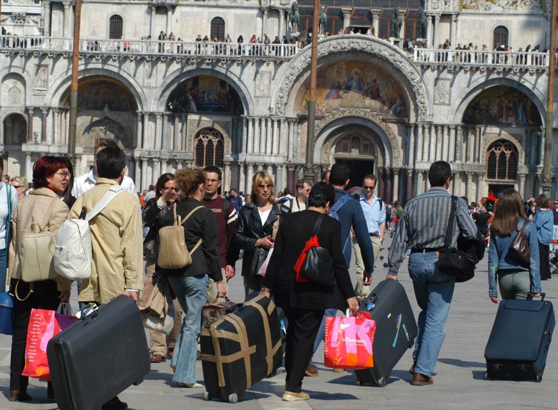 Venezia e l’assalto dei turisti – FOTO