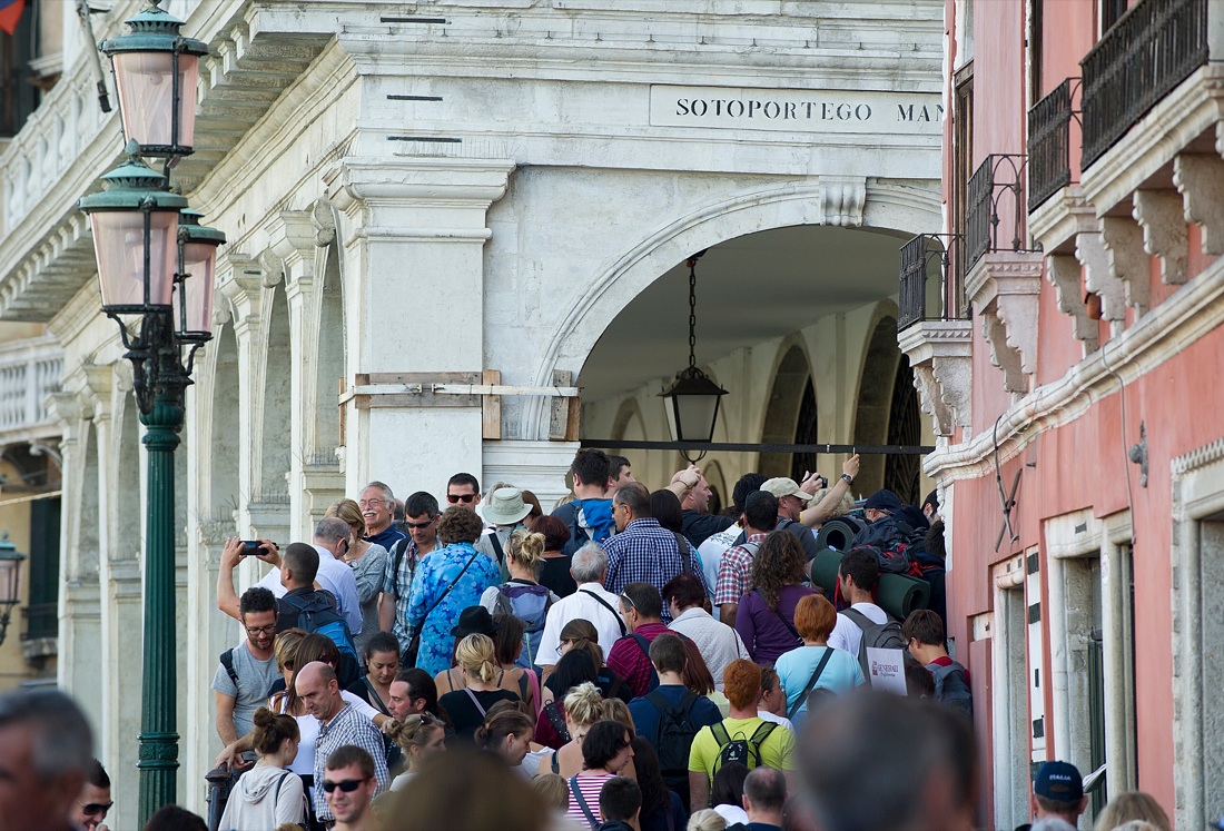 Venezia e l’assalto dei turisti – FOTO