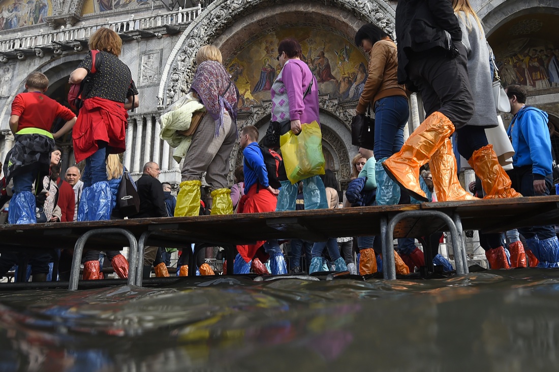 Venezia e l’assalto dei turisti – FOTO