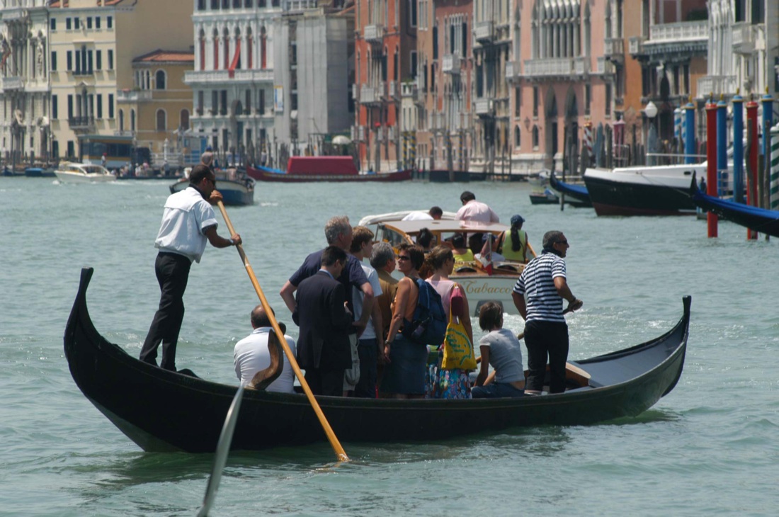 Venezia e l’assalto dei turisti – FOTO