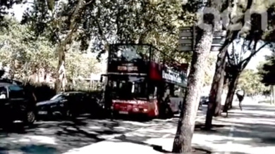 Barcellona: attaccato pullman di turisti