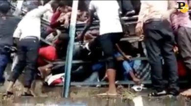 India: strage alla stazione di Mumbai. Decine i morti | video