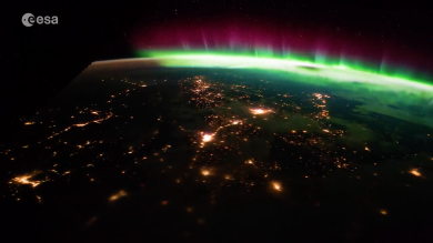 Lo spettacolo dell’aurora boreale vista dallo spazio | video