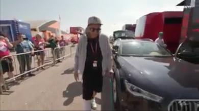 Valentino Rossi in stampelle ad Aragon | video