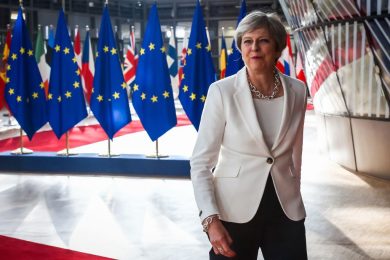 Brexit, così Theresa May pensa di ottenere la fiducia della Ue