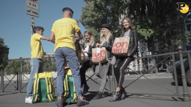 McDonald’s alla fermata del tram a Milano con McDelivery