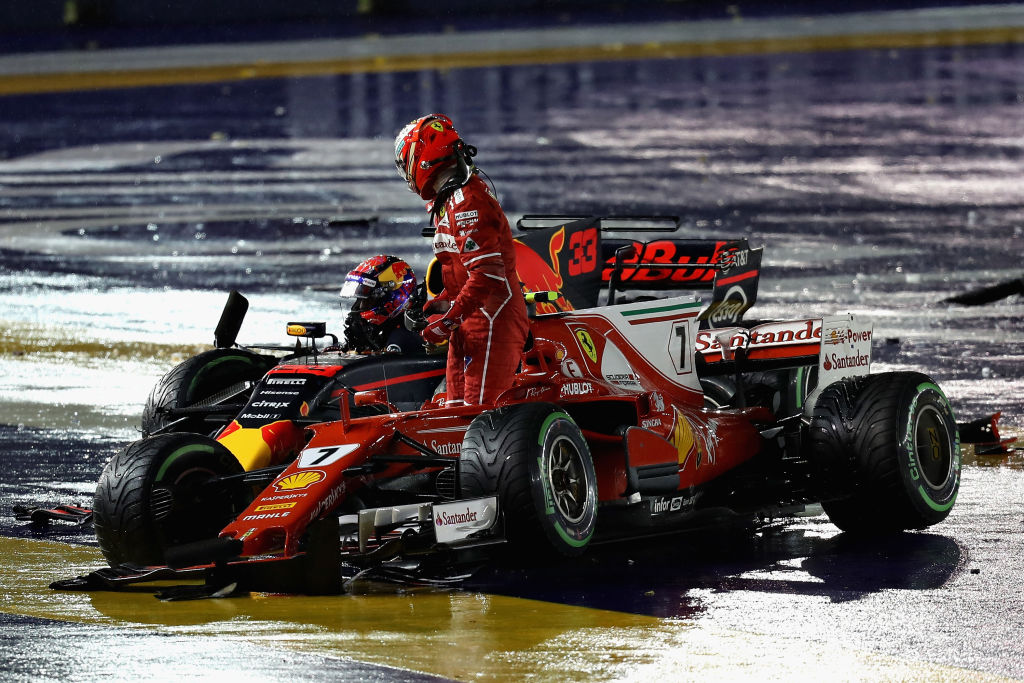 Ferrari, che disastro! Raikkonen elimina Vettel, fuga Hamilton
