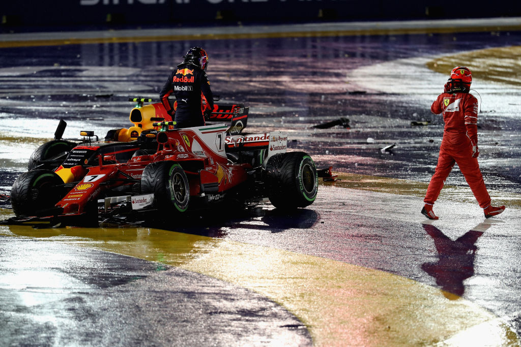 Ferrari, che disastro! Raikkonen elimina Vettel, fuga Hamilton