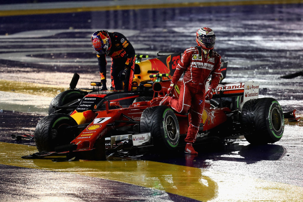 Ferrari, che disastro! Raikkonen elimina Vettel, fuga Hamilton