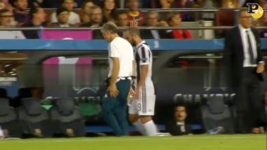 Higuain, dito medio ai tifosi del Barcellona | video