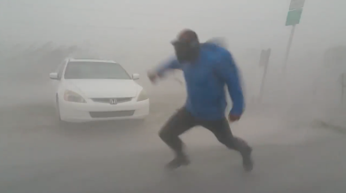 Giornalista sfida l’uragano Irma in Florida