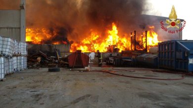 Mortara, a fuoco stabilimento rifiuti, rischio diossina | Video