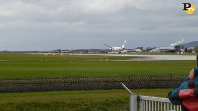 Salisburgo: aereo fallisce atterraggio per il forte vento e rischia incidente | video