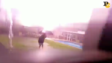 Colpita da fulmine. Ragazzo salvo per miracolo grazie all’ombrello | video