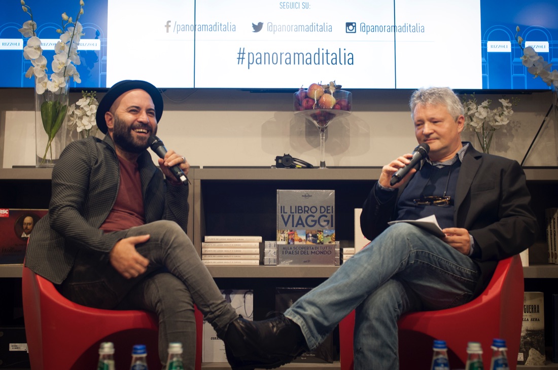 Centinaia di fan (e una speciale) per Giuliano Sangiorgi a Milano – FOTO Centinaia di fan (e una speciale) per Giuliano Sangiorgi a Milano – FOTO