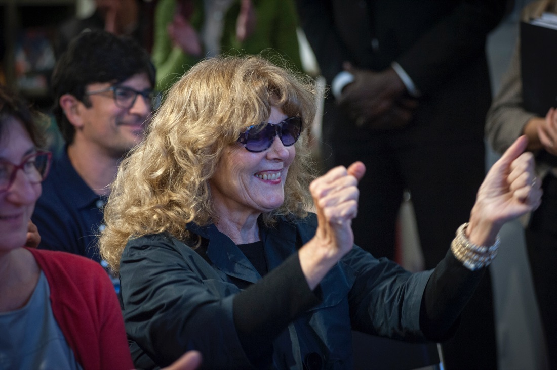 Centinaia di fan (e una speciale) per Giuliano Sangiorgi a Milano – FOTO Centinaia di fan (e una speciale) per Giuliano Sangiorgi a Milano – FOTO