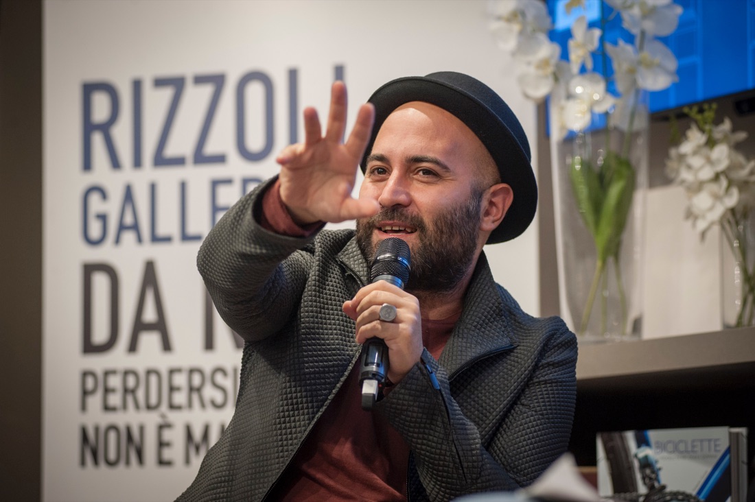 Centinaia di fan (e una speciale) per Giuliano Sangiorgi a Milano – FOTO Centinaia di fan (e una speciale) per Giuliano Sangiorgi a Milano – FOTO