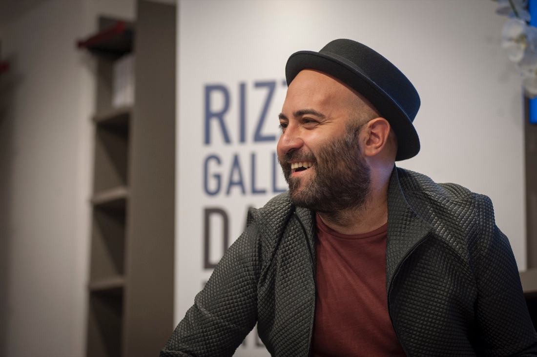 Centinaia di fan (e una speciale) per Giuliano Sangiorgi a Milano – FOTO Centinaia di fan (e una speciale) per Giuliano Sangiorgi a Milano – FOTO