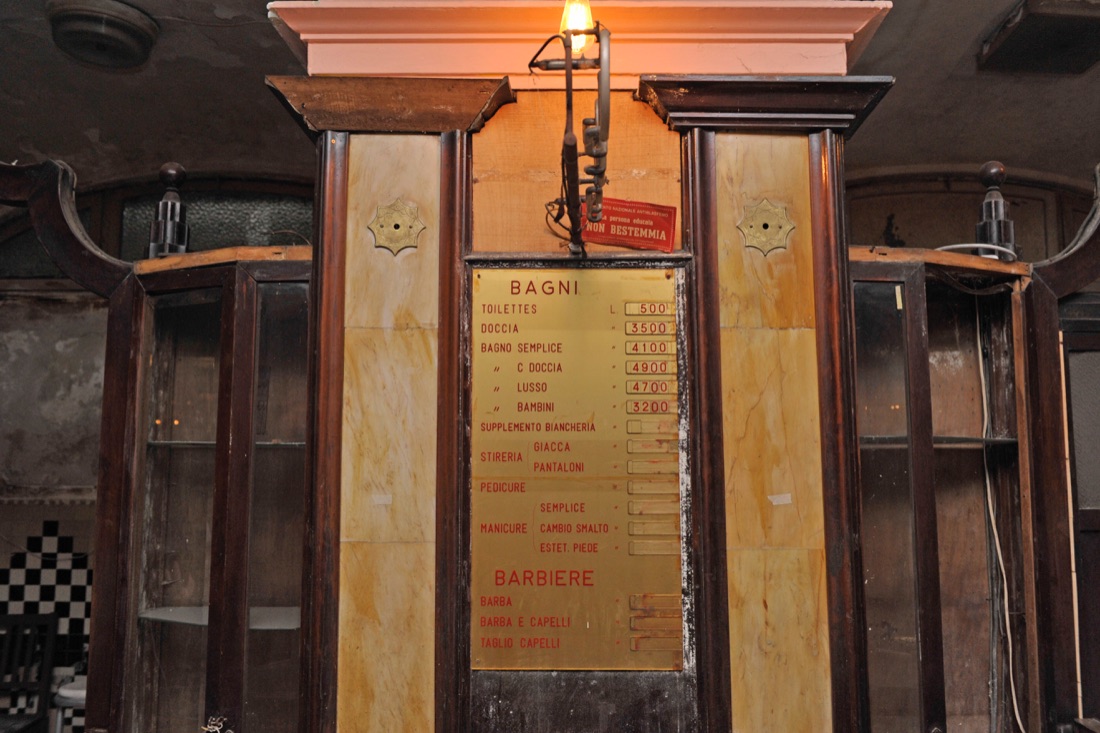 Milano: “Albergo Diurno Venezia”, dove il tempo si è fermato – FOTO e VIDEO Milano: “Albergo Diurno Venezia”, dove il tempo si è fermato – FOTO e VIDEO