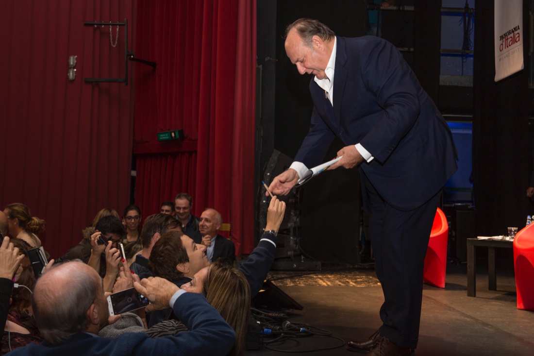 Gerry Scotti: “34 anni a Mediaset e non sentirli” – FOTO e VIDEO Gerry Scotti: “34 anni a Mediaset e non sentirli” – FOTO e VIDEO